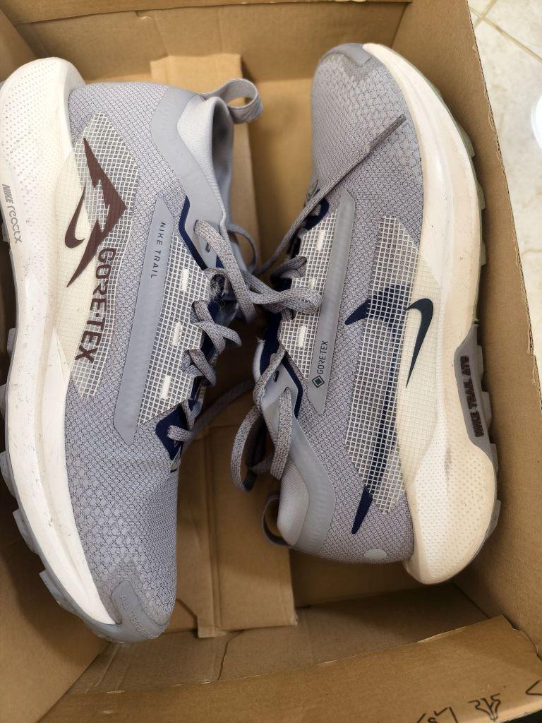 购买试穿几天后的评论,脚感舒适,但鞋子有